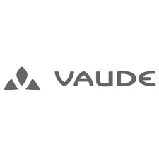Vielfältige Auswahl an Vaude Outdoor-Ausrüstung in einem Geschäft