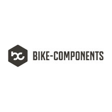Eine Sammlung von Fahrradkomponenten auf einem Tisch
