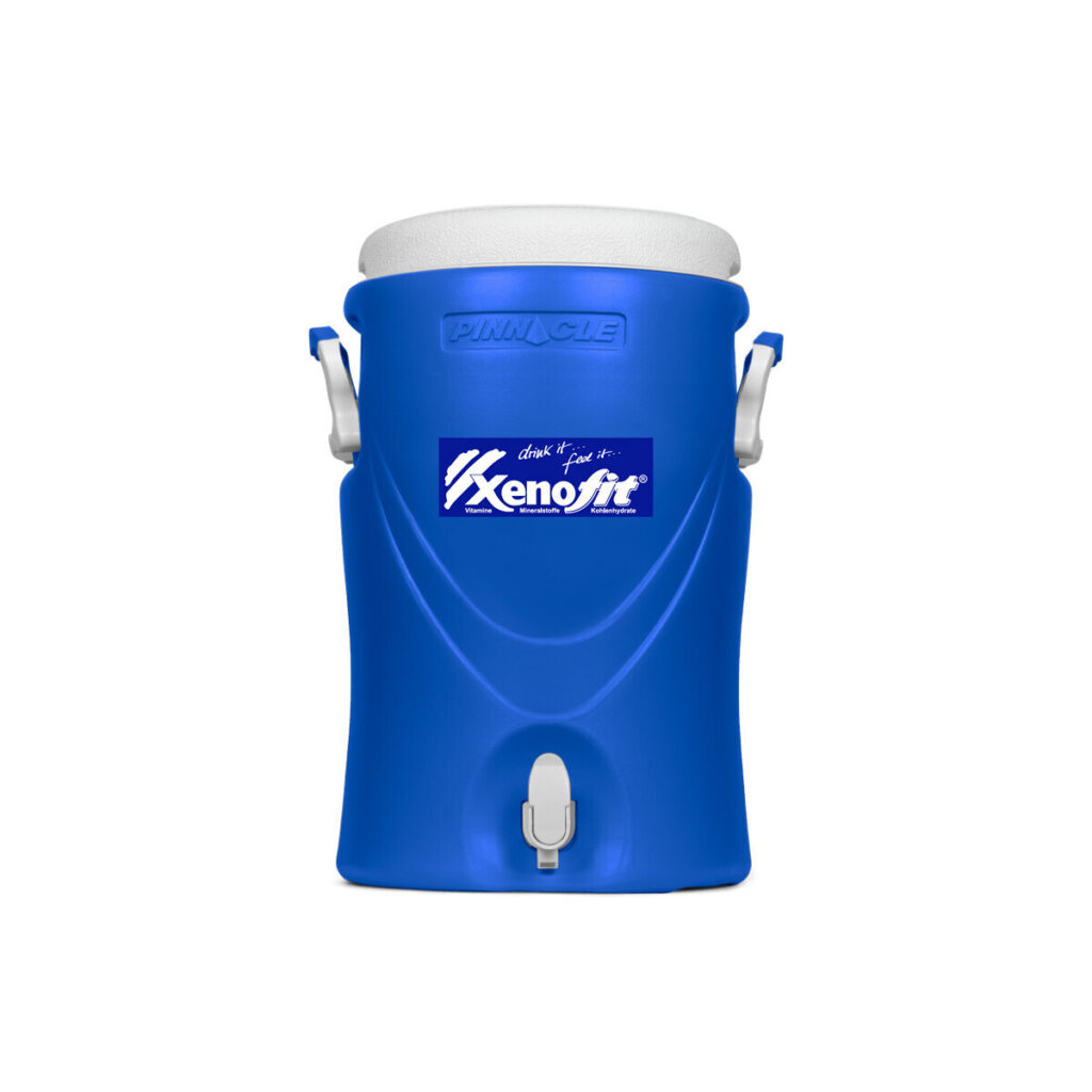 Blauer Getränkespender mit XenoFit-Logo