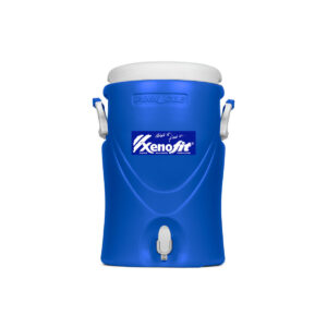 Blauer Getränkespender mit XenoFit-Logo