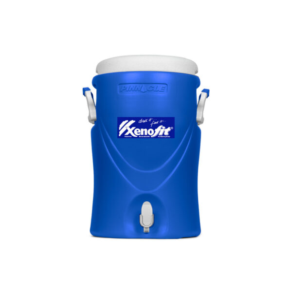 Blauer Getränkespender mit XenoFit-Logo