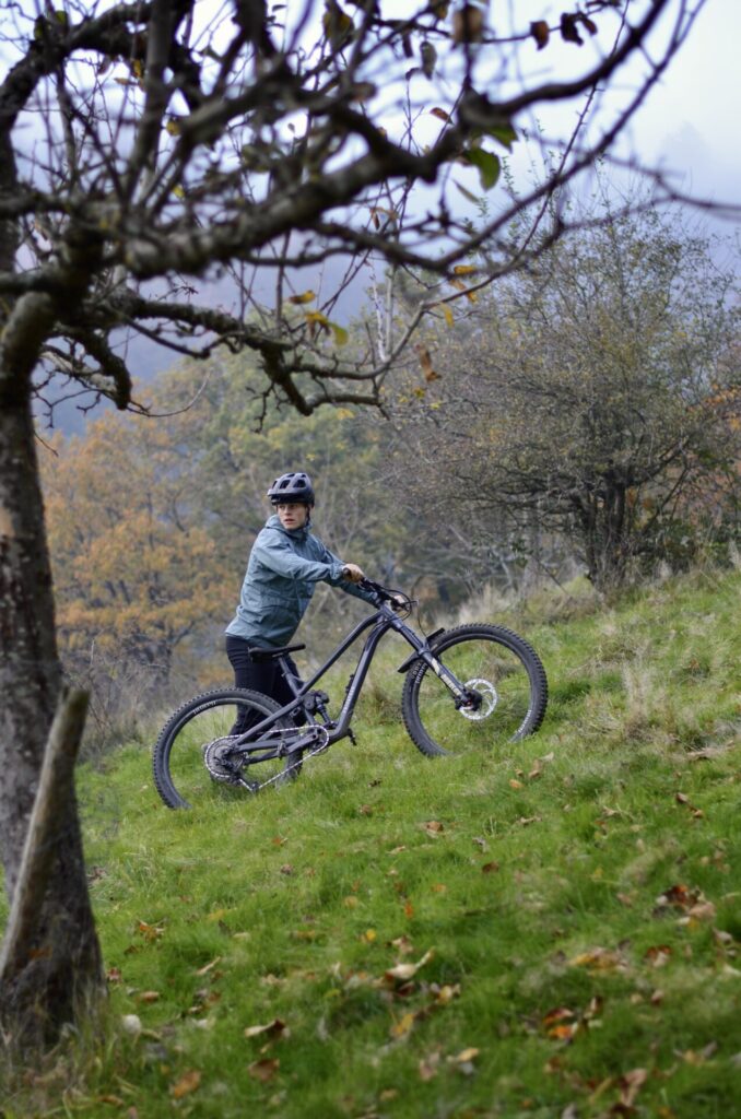 Person auf einem Mountainbike in der Landschaft